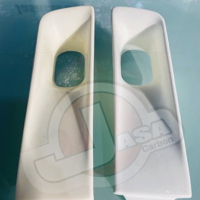 Duas carcaças brancas de plástico com recorte, vistas sobre fundo azul claro.