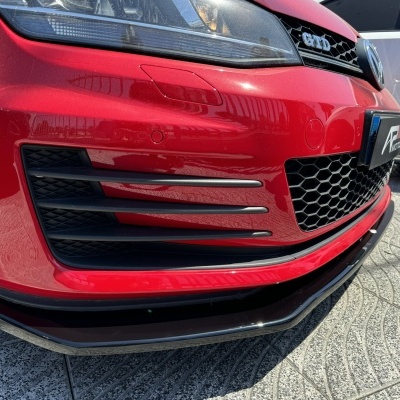 Frente de carro vermelho com entradas de ar e pára-choques preto
