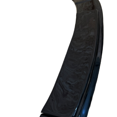 Peça automóvel preta curva com superfície lisa