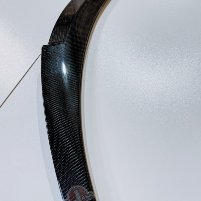 Spoiler traseiro em fibra de carbono preto