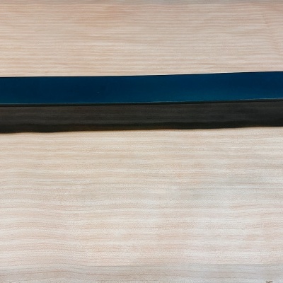 Barra estabilizadora de metal preta sobre superfície de madeira