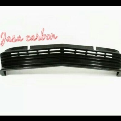 Grelha frontal preta de automóvel com texto 'Jasa carbon'