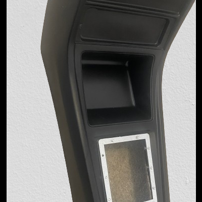 Consola central preta de automóvel com compartimento aberto e moldura metálica retangular