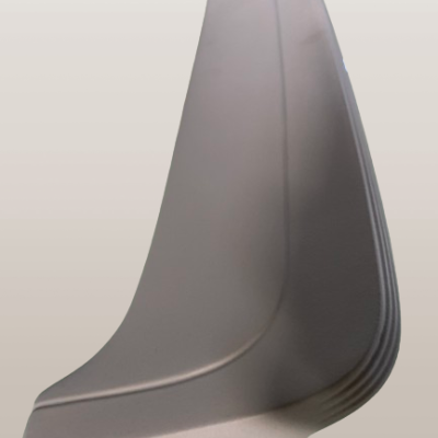 Banco de plástico cinza claro com superfície lisa