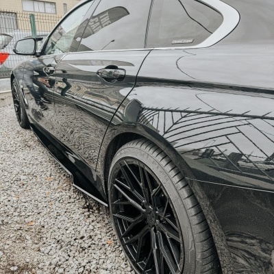 Carro desportivo preto com jantes pretas e autocolante speedster no vidro