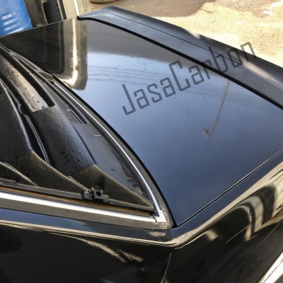 Tampa de porta-malas preto com texto JasaCarbon e tambor azul ao fundo