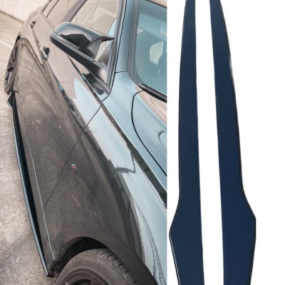 Carro BMW F30/F32 preto e peças decorativas pretas ao lado com texto www.jasacarbon.com