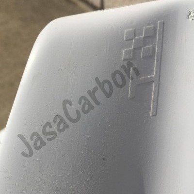 Canto de produto branco com logotipo em relevo e texto JasaCarbon