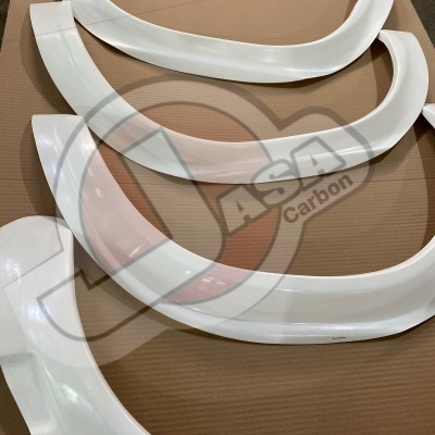 Frisos curvos brancos sobre cartão com logótipo ASA Carbon