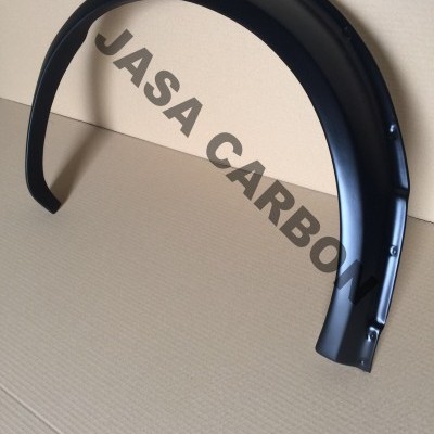 Arco de roda preto fosco para automóvel com parafusos visíveis