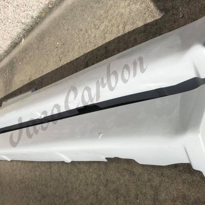 Painéis laterais brancos para carro com texto 'VivaCarbon' junto ao chão