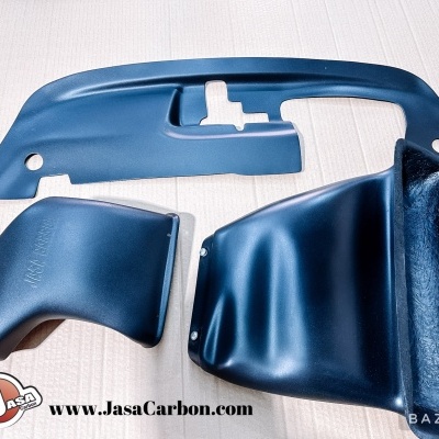 Peças de carbono pretas dispostas sobre superfície clara com logo Jasa e site