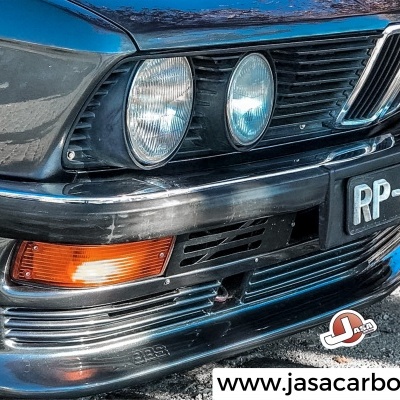 Frente de carro clássico preto com faróis redondos e matrícula RP-88-35