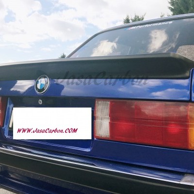 Traseira de carro BMW azul com spoiler preto e matrícula WWW.AsiaCurves.COM