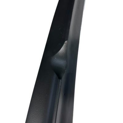 Componente rígido preto com acabamento mate sobre fundo branco