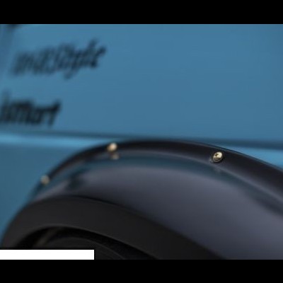 Parte de carro azul com guarda-lamas negro e parafusos dourados