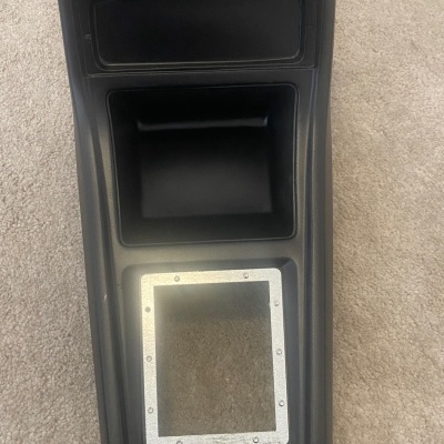 Consola central de automóvel preta com borda prateada e logótipo Jasa