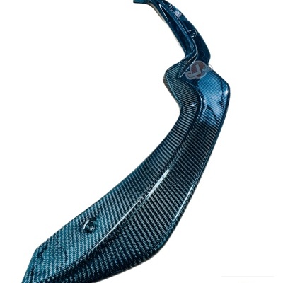 Proteção aerodinâmica em fibra de carbono preta brilhante com padrão entrelaçado