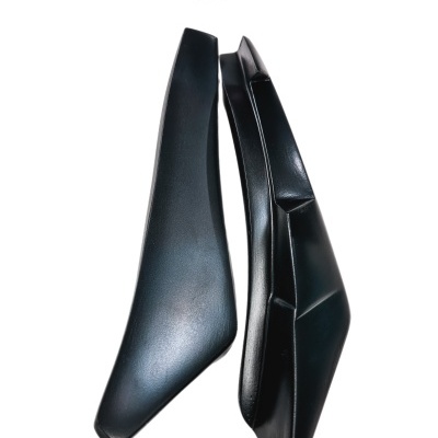 Peças aerodinâmicas negras com acabamento brilhante e texto www.Jasacarbon.com e BAZAART