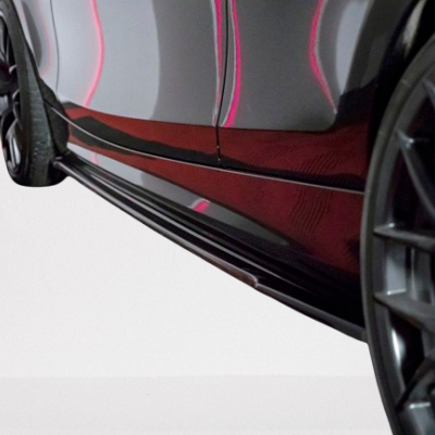 Detalhe lateral inferior de um carro prateado com frisos pretos e rodas cinza escuro