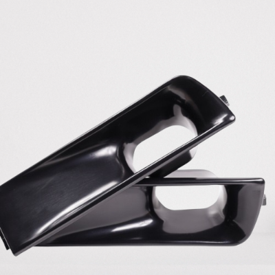 Calhas de escoamento pretas lisas sobre fundo branco