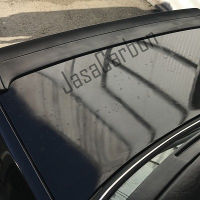 spoiler traseiro preto em carro preto com reflexos no teto