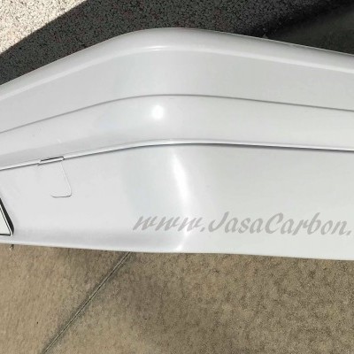 Caixa branca alongada com texto JASA CARBON e www.JasaCarbon.com colocada no chão.