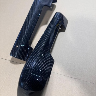Duas pegas de porta de carro em fibra de carbono preta brilhante