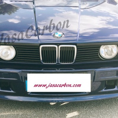 Frente de carro BMW azul escuro com faróis redondos e texto www.jasacarbon.com na matrícula