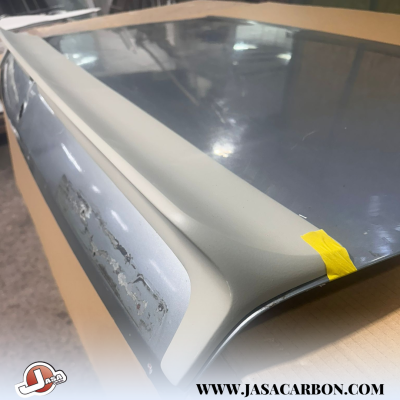 Painel automóvel cinzento com spoiler cinzento claro e fita adesiva amarela