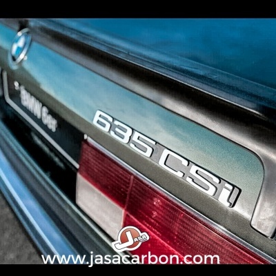 Traseira de carro BMW verde-azulado com inscrição 635 CSi e luz traseira