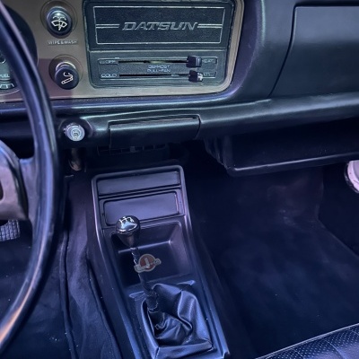 Painel interior clássico de carro Datsun em preto e cinzento