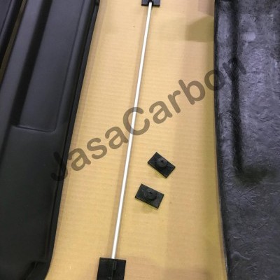 Componentes de plástico e uma barra metálica dispostos sobre cartão