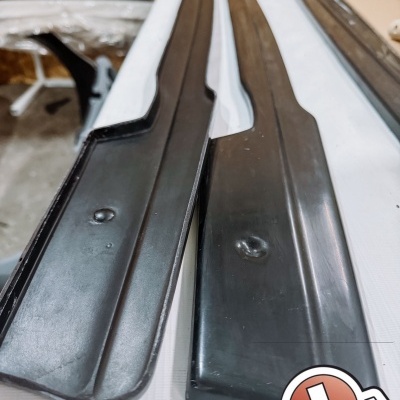 Peças negras alongadas em plástico com logótipo JASA Carbon Bazaart