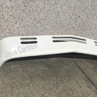 Pára-choques traseiro branco com aberturas e texto Jasa Carbon