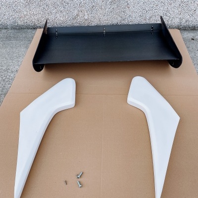 Peças automóvel preto e branco em cartão com parafusos