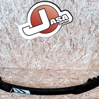 Difusor traseiro automóvel em fibra de carbono contra fundo de madeira OSB com autocolante JASA Carbon