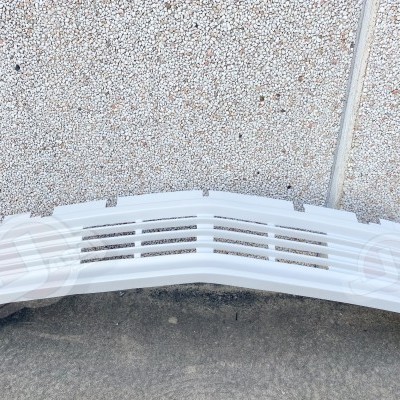 Grade frontal branca de automóvel com ranhuras horizontais