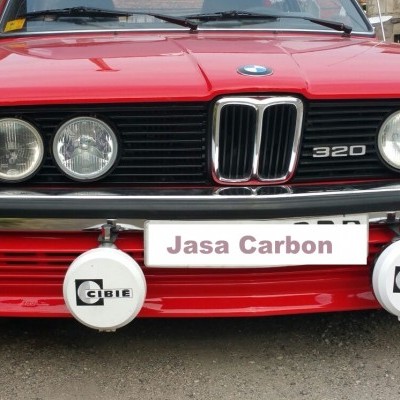Frontal de carro BMW vermelho com faróis redondos e luzes CIBIE