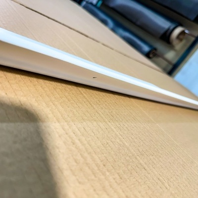 Trilho branco em plástico sobre superfície de cartão