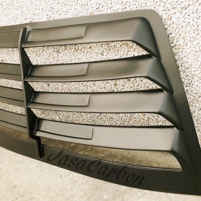 Grelha automóvel preta fosca com lâminas horizontais