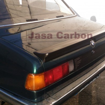 Traseira de carro BMW verde escuro com spoiler preto e farol vermelho e âmbar