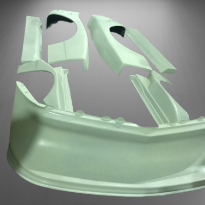 Conjunto de peças automóveis brancas sobre fundo cinzento