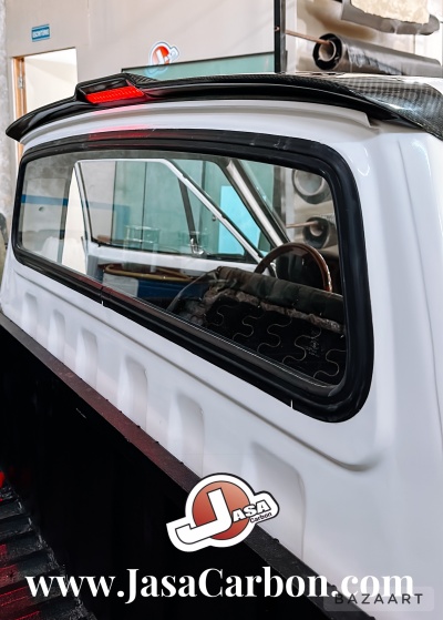 Janela traseira de carro com moldura preta e logótipo Jasa Carbon