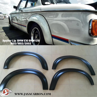 Carro BMW E10 cinza com frisos coloridos e quatro spoilers lip pretos de fibra de carbono sobre chão de azulejos.