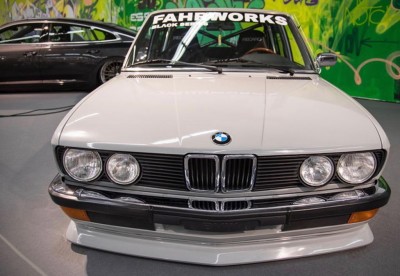 Carro BMW clássico branco com autocolante no para-brisas FAHER WORKS