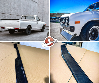 Colagem de carro branco DATSUN e peças em fibra de carbono sobre caixa de cartão