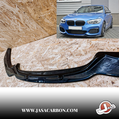 Parachoques dianteiro em carbono preto e carro BMW azul estacionado em frente a parede cinza