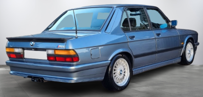 BMW sedan azul metalizado clássico com jantes malha brancas