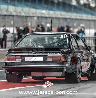 BMW 635 CSi preto vista traseira na pista de corrida número 31